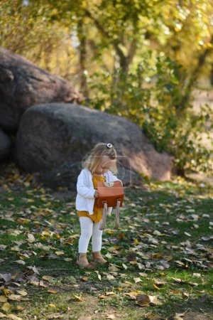 Foto de Niño pequeño jugando en el parque de otoño - Imagen libre de derechos