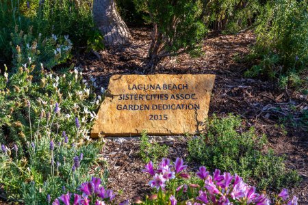 Téléchargez les photos : Laguna Beach, CA, États-Unis - 17 avril 2022 : The Laguna Beach, Sister Cities Assoc Garden Dedication - en image libre de droit