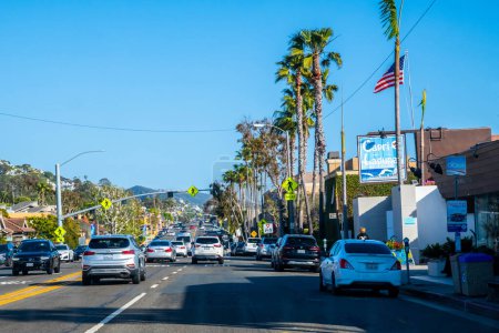 Téléchargez les photos : Laguna Beach, Californie, États-Unis - 17 avril 2022 : Une ville bien connue pour ses magnifiques parcs côtiers - en image libre de droit