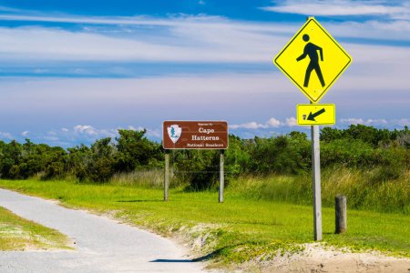 Foto de Cape Hatteras NS, NC, Estados Unidos - 13 / 08 / 2022: Un cartel de bienvenida en el punto de entrada del parque - Imagen libre de derechos