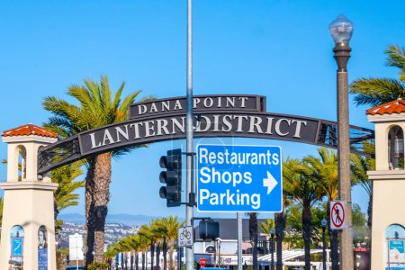 Téléchargez les photos : Laguna Beach, CA, États-Unis - 17 avril 2022 : The Dana Point Lantern District - en image libre de droit