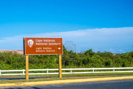 Foto de Cape Hatteras NS, NC, Estados Unidos - 13 / 08 / 2022: Un cartel de bienvenida en el punto de entrada del parque - Imagen libre de derechos