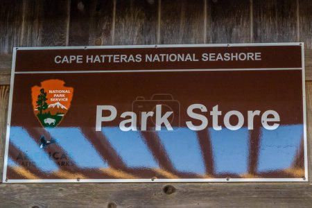 Téléchargez les photos : Cape Hatteras NS, NC, USA - 13 août 2022 : Une enseigne accueillante à l'entrée du parc - en image libre de droit