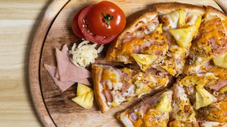Téléchargez les photos : Homemade Hawaiian Pizza, Hot pizza big slices of cheese for lunch or dinner topped with Hawaiian, Template with delicious, Promotional poster for restaurant or pizza sale, Text space - en image libre de droit