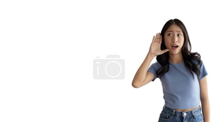Foto de Mujer asiática escuchando o escuchando conversación secreta aislada sobre fondo blanco, Chismes, Escuchando, fondo blanco estudio retrato. - Imagen libre de derechos