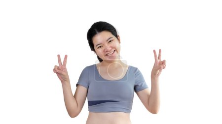 Téléchargez les photos : Jeune femme asiatique faisant deux pouces vers le haut geste montrant la joie et le plaisir, Symbole de bonne amitié, poses photo populaires, Faire un doigt en forme de v, fond blanc. - en image libre de droit