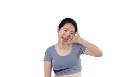 Foto de Señal de llamada, brillante joven asiática mujer invitando a llamar aislado en blanco fondo, - Imagen libre de derechos