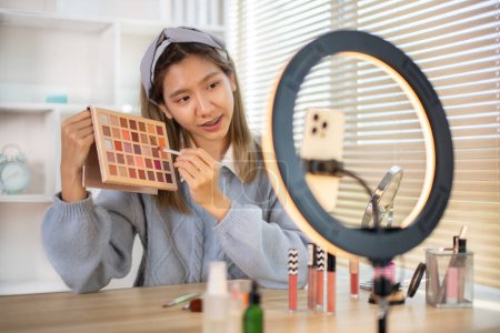 Schönheitsbloggerin, Frau bringt bei, wie man Make-up aufträgt, Empfohlene Kosmetik, Video aufnehmen.