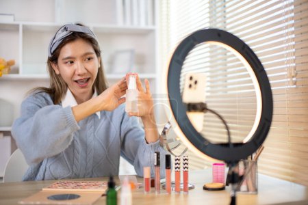 Schönheitsbloggerin, Frau bringt bei, wie man Make-up aufträgt, Empfohlene Kosmetik, Video aufnehmen.