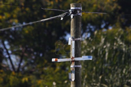 Téléchargez les photos : Overhead Fiber Data Cable Post With Metal Bracket - en image libre de droit
