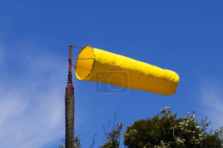 Téléchargez les photos : Chaussette d'indication de vent jaune vif entièrement dressée - en image libre de droit