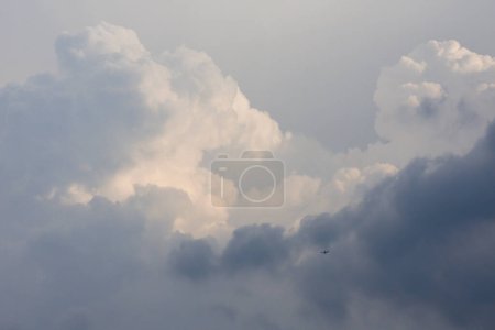 Foto de Avión jet privado que pasa enormes nubes de lluvia - Imagen libre de derechos