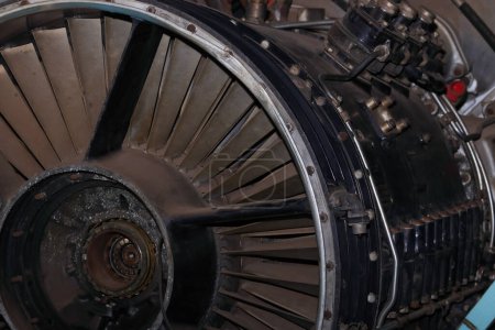 Téléchargez les photos : Détail de la prise d'air du turboréacteur d'aéronef retraité - en image libre de droit