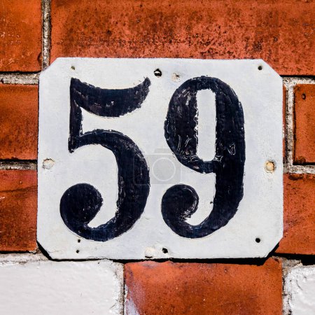 Téléchargez les photos : Maison peinte à la main numéro 59 sur une plaque métallique - en image libre de droit