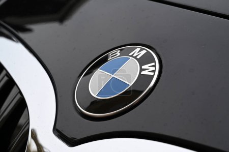 Téléchargez les photos : BMW logo de voiture gros plan - en image libre de droit