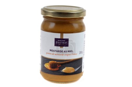 Téléchargez les photos : Pot de moutarde au miel de marque Monoprix Gourmet sur fond blanc - en image libre de droit