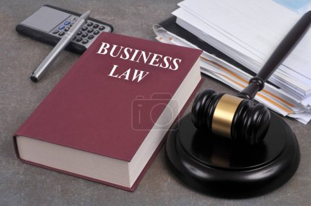 Livre de droit des affaires avec un juge gavel XoLivre du droit des affaires avec un marteau de juge