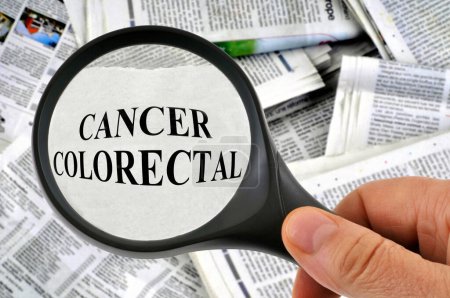 Téléchargez les photos : Concept français de cancer colorectal examiné à la loupe - en image libre de droit