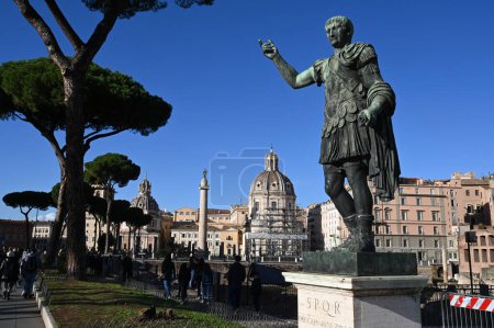 Téléchargez les photos : Statue en bronze de Jules César Via dei Fori Imperiali - en image libre de droit