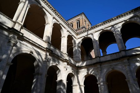 Téléchargez les photos : Arcs de la cour intérieure du Palazzo Venezia à Rome - en image libre de droit