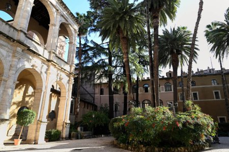 Téléchargez les photos : Palmiers dans la cour intérieure du Palazzo Venezia de Rome - en image libre de droit