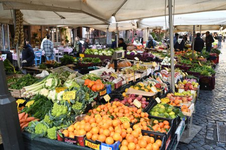 Foto de Frutas y hortalizas en los puestos del mercado de Campo de 'Fiori de Roma - Imagen libre de derechos