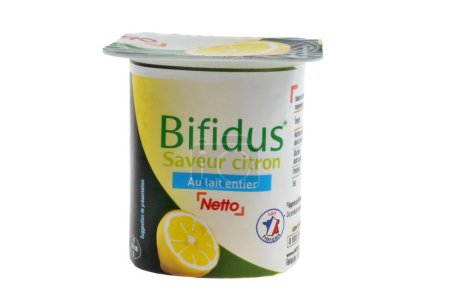 Téléchargez les photos : Netto marque citron saveur bifidus yaourt gros plan sur fond blanc - en image libre de droit