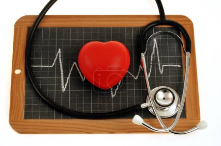 Téléchargez les photos : Heart health concept with a stethoscope and a heart on a school slate - en image libre de droit