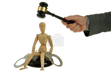 Téléchargez les photos : Justice concept with with a judge gavel and a wooden articulated dummy close up on a white background - en image libre de droit