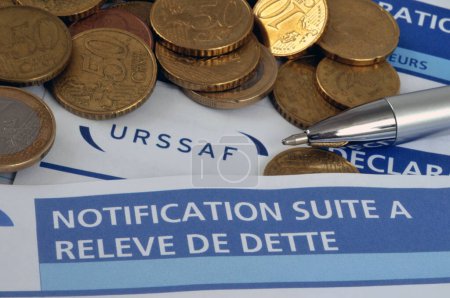 Foto de French notification form following a debt statement with URSSAF - Imagen libre de derechos