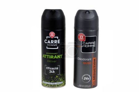 Téléchargez les photos : Déodorants pour hommes de la marque Carre close-up sur fond blanc - en image libre de droit