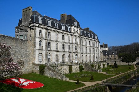 Téléchargez les photos : Château Hermine et son jardin dans la ville de Vannes en Bretagne - en image libre de droit