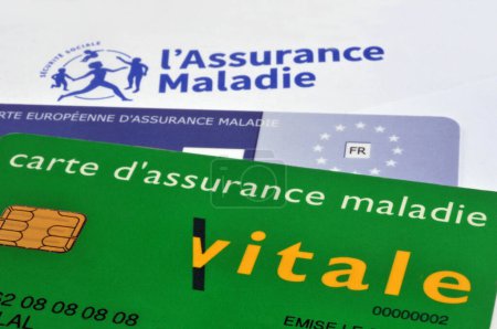 Téléchargez les photos : Carte Vitale et carte européenne d'assurance maladie en gros plan sur une fiche d'assurance maladie - en image libre de droit