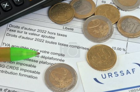 Téléchargez les photos : Formulaire de paiement des droits d'auteur français à l'URSSAF en euros close-up - en image libre de droit