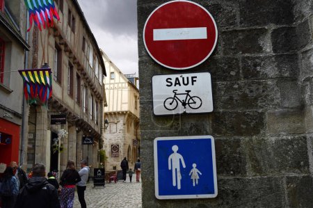 Téléchargez les photos : Panneaux de signalisation indiquant une direction interdite sauf pour les bicyclettes et une rue piétonne - en image libre de droit