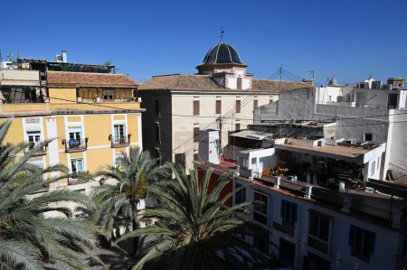Foto de Alicante Plaza Quijano con la cúpula de la Procesión Virgen de la Soledad La Marinera - Imagen libre de derechos