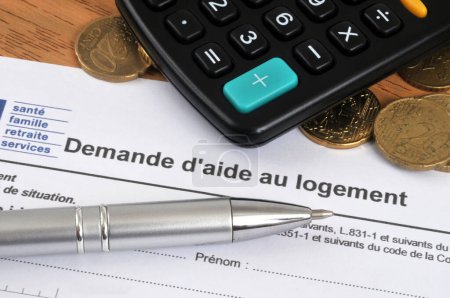 Foto de Formulario de solicitud francés de asistencia en vivienda con euros y calculadora - Imagen libre de derechos