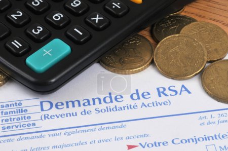 Foto de Formulario de solicitud de ingreso solidario activo francés con una calculadora y euros - Imagen libre de derechos