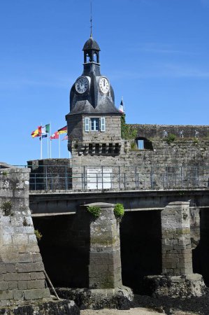 Foto de Campanario de la ciudad cerrada de Concarneau con su reloj y su reloj solar en Bretaña - Imagen libre de derechos