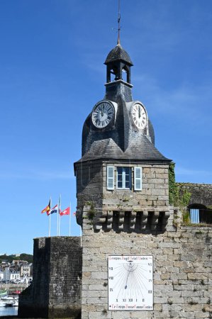 Foto de Campanario de la ciudad cerrada de Concarneau con su reloj y su reloj solar en Bretaña - Imagen libre de derechos