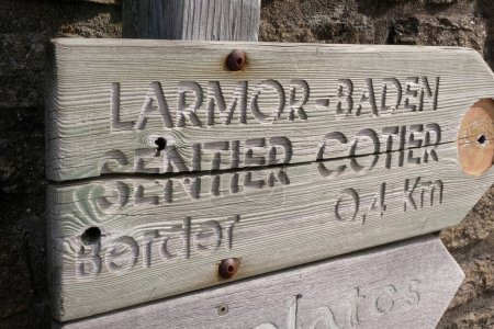 Téléchargez les photos : Panneau français en bois indiquant un sentier côtier entre Larmor-Baden et Berder en Bretagne - en image libre de droit