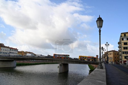 Foto de Puente de Solferino cruzando el río Arno en la ciudad de Pisa - Imagen libre de derechos