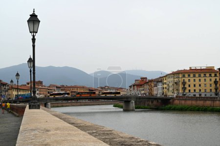 Foto de Puente de Solferino cruzando el río Arno en la ciudad de Pisa con Monte Pisano en el fondo - Imagen libre de derechos