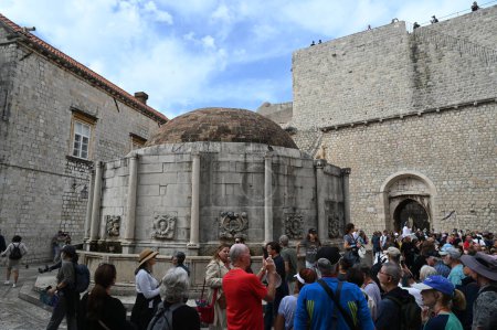 Foto de Turistas alrededor de Fuente de Onofrio en Dubrovnik - Imagen libre de derechos