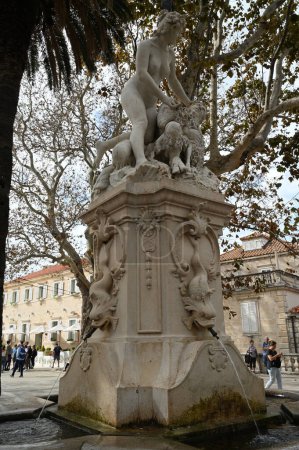 Téléchargez les photos : La fontaine Amerling Satyr et la Nymphe de Dubravka créées par le sculpteur croate Ivan Rendich sur le palais de Brsalje à Dubrovnik - en image libre de droit