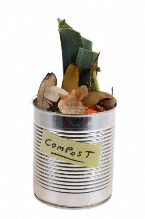 Foto de Concepto de compostaje con una lata llena de residuos orgánicos de primer plano sobre fondo blanco - Imagen libre de derechos