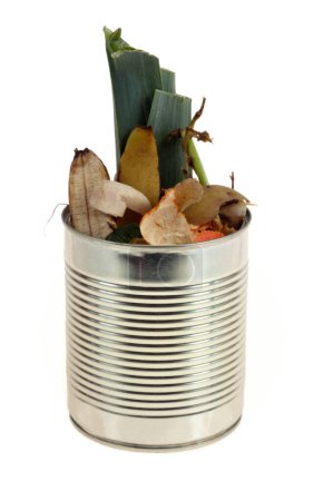 Foto de Concepto de compostaje con una lata llena de residuos orgánicos de primer plano sobre fondo blanco - Imagen libre de derechos