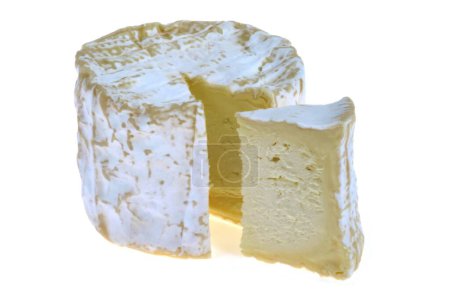 Foto de Cortar el queso chaource de cerca sobre fondo blanco - Imagen libre de derechos
