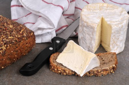 Foto de Pedazo de recursos en una rebanada de pan sin semillas con un cuchillo close-u - Imagen libre de derechos