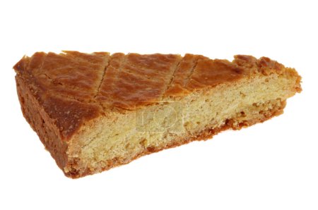 Porción triangular del tradicional pastel bretón de cerca sobre fondo blanco 